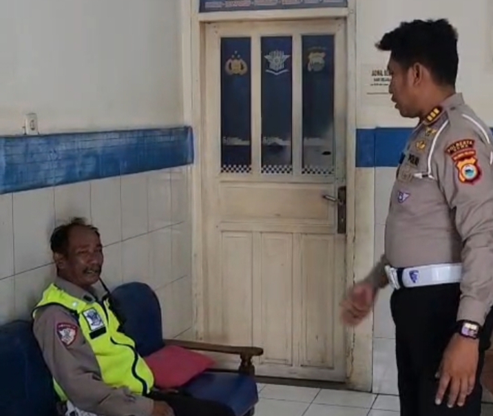 Kasat Lantas Gowa Bantu Perbaiki Kendaraan Warga yang Aktif